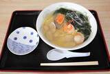 「豪快！25センチのエビフライ2本が載った定食「南三陸ドライブインひかど食堂」(宮城・気仙沼)＜ドライブイン物語＞」の画像1