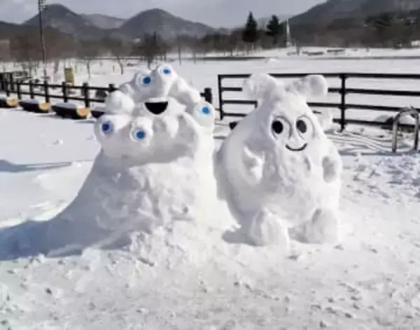 なぜかミャクミャクもいます　宮城・七ケ宿で雪だるまコンテスト