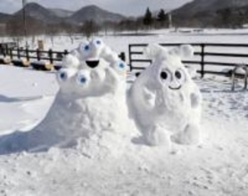 なぜかミャクミャクもいます　宮城・七ケ宿で雪だるまコンテスト