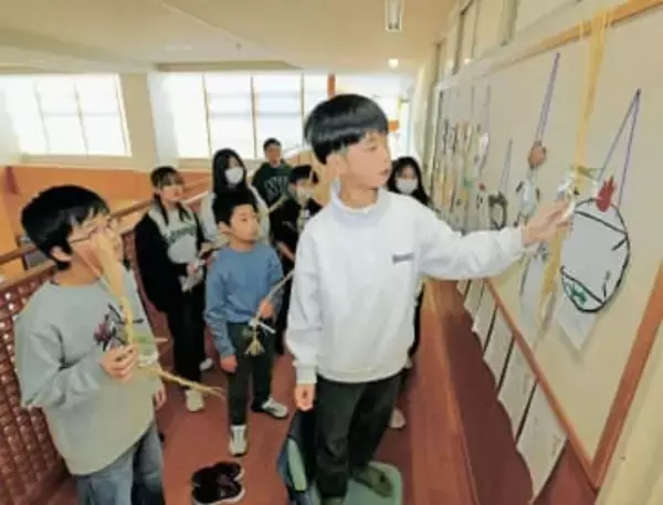 しめ縄作り上手にできた　宮城・美里の中埣小5年生が、コメ収穫後の稲わらで手作りして校内に飾り付け