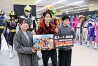 歴代戦隊が集結「全スーパー戦隊展」早くも来場者1万人突破　「ゴジュウウルフ」が記念品贈る