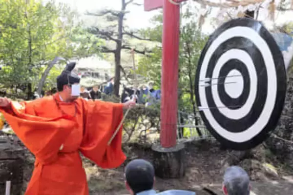 五穀豊穣を狙い的絞る　丸森で神事「奉射祭」