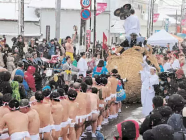 寒風飛ばすヨイショ！　福島・会津坂下で伝統の大俵引き