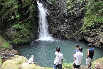 猛暑と無縁、涼しい自然のミスト　仙台・泉の「光明の滝」がひそかな人気