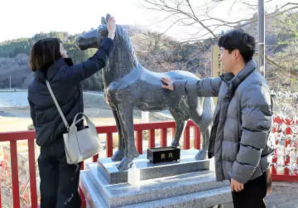 津波に耐えた神馬像をなでて「ウマ」くいく年に　宮城・気仙沼の神社に参拝客が殺到
