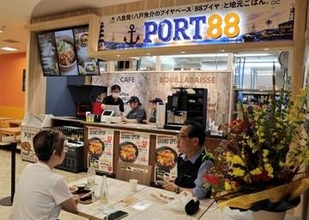 青森・八戸　食品市場「八食センター」に広々フードコート誕生　地元の魚介でブイヤベースやパスタ　
