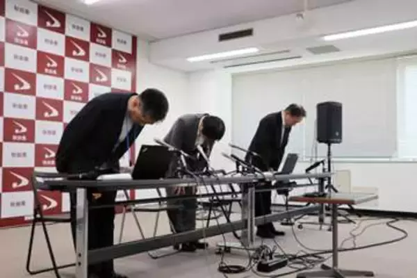 「秋田県職員が寝間着で喫煙して報道対応」各社がオンライン取材