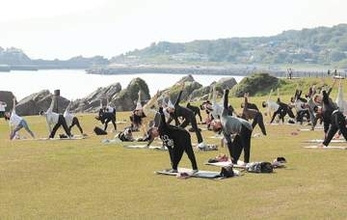 太平洋を望む天然芝で「朝ヨガ」　青森・種差海岸で週末開催「一日の始まりとして最高」