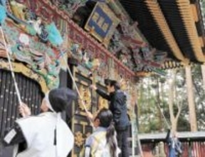 仙台・瑞鳳殿も新年の準備　すす払いで清らかに