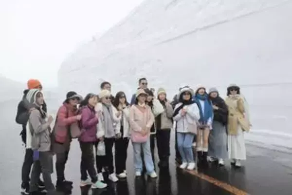 春へいざなう白い回廊　宮城・蔵王で雪の壁ウオーク始まる