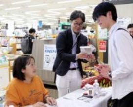 作家とファンの「鬼ごっこ」 新刊「暁星」の作者 湊かなえさんが仙台の書店を「逃走中」