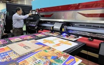 「紙の必要性は根強い」　最新の印刷機や裁断機を紹介　仙台で展示会