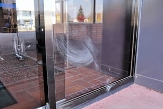 公民館の自動ドアに熊が体当たり　岩手・雫石