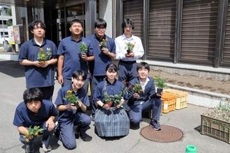 自慢の花でホテル彩る　岩沼高等学園生が植栽　仙台