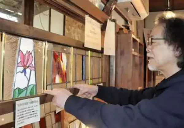 ステンドグラス、カタクリ色鮮やか　仙台で企画展