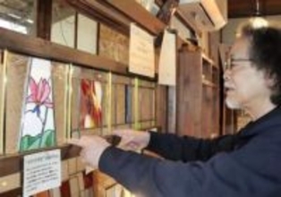 ステンドグラス、カタクリ色鮮やか　仙台で企画展
