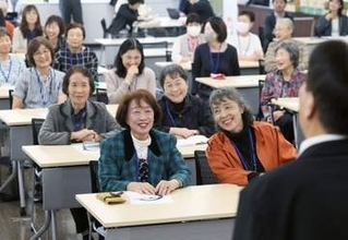 河北新報社で読者投稿欄「ティータイム」採用者の集い　掲載時のエピソードなどを互いに紹介