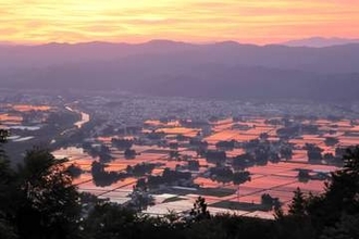 「今しか見られない」散居集落の夜明けの水鏡　山形・長井