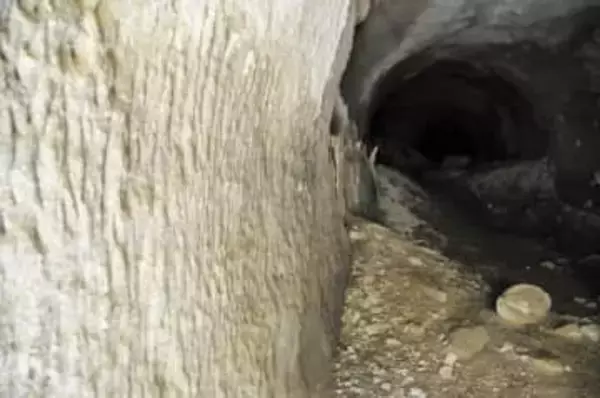 戦争の記憶、つるはしの跡　宮城・多賀城にあった兵器工場「多賀城海軍工廠」地下工場を歩く