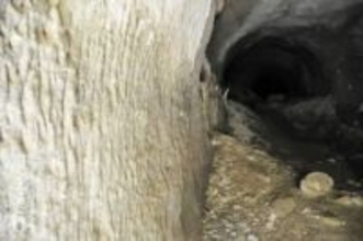 戦争の記憶、つるはしの跡　宮城・多賀城にあった兵器工場「多賀城海軍工廠」地下工場を歩く