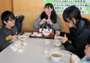 宮城・白石の子ども食堂に東北拠点の4人組アイドル「仙台flavor（フレーバー）」訪問、楽しく遊んで食べて　