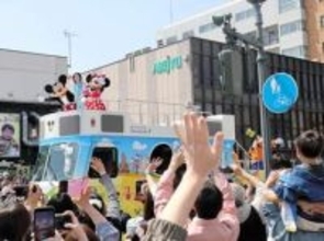 青森にミッキーが来た！「普段見慣れたねぶたと違い、かわいらしかった」