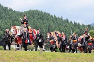 華やかな装束の農耕馬65頭が練り歩く岩手の「チャグチャグ馬コ」鈴の音を響かせる　