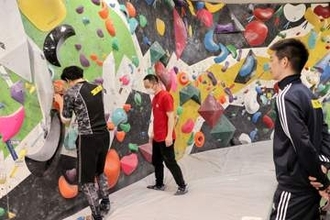 パラクライミングに挑戦　仙台のクライミング愛好家らの団体が体験イベント開き、視覚障害者ら参加