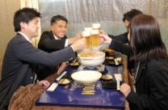 こたつで乾杯 !　仙台朝市に「こたつガーデン」オープン　暖房完備で鍋料理も　来年1月末まで