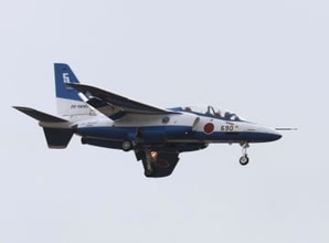 ブルー、宮城・金華山沖で飛行初め　4機がジェット音を響かせ離陸