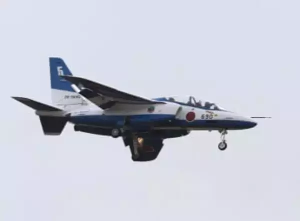 ブルー、宮城・金華山沖で飛行初め　4機がジェット音を響かせ離陸