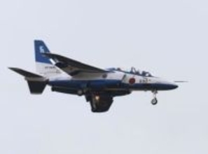 ブルー、宮城・金華山沖で飛行初め　4機がジェット音を響かせ離陸