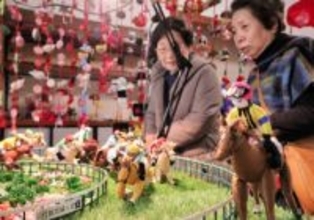 福島競馬場のつるしびなも「ファンファーレが聞こえてくるようだ」　福島・飯坂で企画展