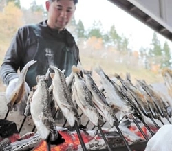 宮城・栗原の秋の味覚を心ゆくまで　花山の直売所と道の駅でいわな祭りと新そば祭り