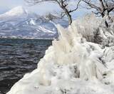 「磐梯山望む氷の造形美　猪苗代湖の「しぶき氷」が、福島・猪苗代の天神浜で見頃」の画像1