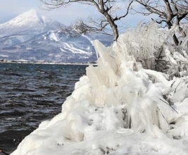 磐梯山望む氷の造形美　猪苗代湖の「しぶき氷」が、福島・猪苗代の天神浜で見頃