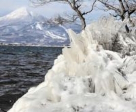 磐梯山望む氷の造形美　猪苗代湖の「しぶき氷」が、福島・猪苗代の天神浜で見頃