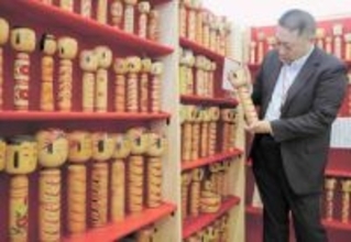 こけしを肘折温泉の観光資源に　山形・大蔵村でミュージアム開業　300体のこけしから「推し」見つけて