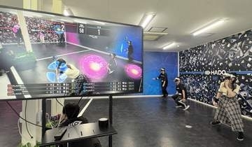 頭にゴーグル、腕にセンサーを装着して対戦　仙台・アクアイグニスに没入感を楽しむ施設オープン