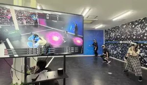 頭にゴーグル、腕にセンサーを装着して対戦　仙台・アクアイグニスに没入感を楽しむ施設オープン