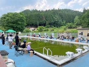 ニシキゴイ、廃校プールで釣れます　福島・白河市が9月1日から参加受け付け
