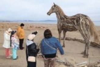 流木で勇壮な馬像　砂の彫刻家・保坂さんが制作　宮城・東松島・野蒜