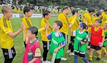 ベガルタ仙台　キャンプ地の宮城県石巻・女川で選手が地元のサッカー少年らと交流