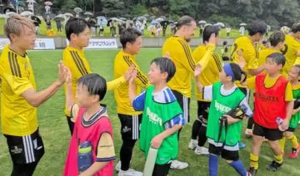ベガルタ仙台　キャンプ地の宮城県石巻・女川で選手が地元のサッカー少年らと交流