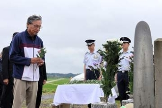 宮城・伊豆沼上空の空自事故から70年、殉職の2隊員を慰霊