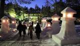 「上杉神社の参道を照らす優しい光　山形・米沢で雪灯篭まつり」の画像1