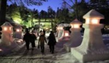 上杉神社の参道を照らす優しい光　山形・米沢で雪灯篭まつり