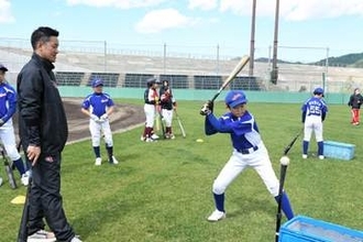 岩手・宮古で小学生野球教室　元楽天イーグルスの銀次さんが直接指導「プロになって盛り上げて」