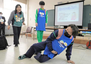 妊婦疑似体験で命を学ぶ　宮城・美里の南郷高3年生が8キロを身に着け、苦労知る