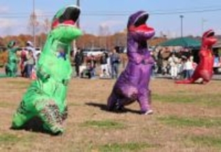 疾走！ティラノサウルス　宮城・大衡のキャンプ場で小学生以下「幼獣」と中学生以上「成獣」の2部門でレース